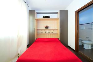 un tappeto rosso in una camera con bagno di Casa Turati a Bari