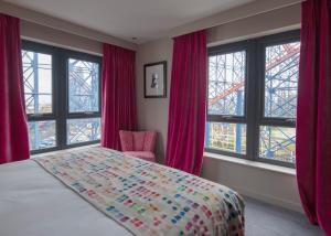 Cama ou camas em um quarto em Boulevard Hotel
