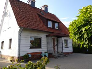 uma pequena casa branca com um telhado vermelho em Ferienwohnung Fritzke em Lemförde