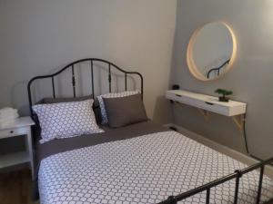 - une petite chambre avec un lit et un miroir dans l'établissement Beautiful, Clean, Quiet 2 BR-In Downtown Ottawa. Parking, WIFI and Netflix Included, à Ottawa