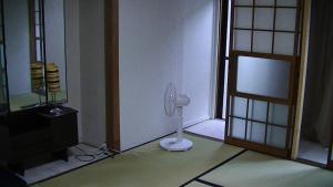 ein Bad mit WC in der Ecke eines Zimmers in der Unterkunft Minshuku Chatamago in Nagasaki