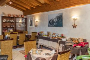 ein Esszimmer mit zwei Tischen mit Essen drauf in der Unterkunft B&B Casa Benamati by Kelly in Malcesine