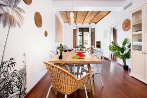 ein Esszimmer mit einem Holztisch und Stühlen in der Unterkunft Stay U-nique Apartments Girona in Barcelona