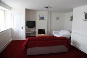 מיטה או מיטות בחדר ב-Balmoral Hotel