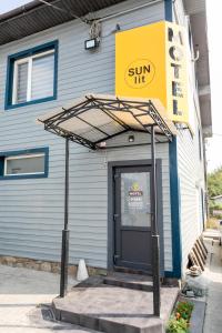 ein Sonnenlebenszeichen vor einem Gebäude in der Unterkunft Motel Sun Lit in Iwano-Frankiwsk