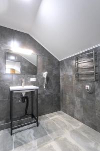 W łazience znajduje się umywalka i lustro. w obiekcie Motel Sun Lit w Iwano-Frankiwsku