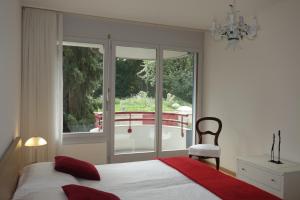 um quarto com uma cama e uma grande janela em Exclusive Central Apartment em Basileia