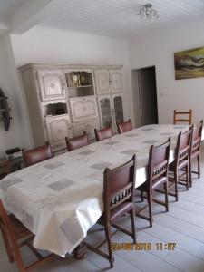 uma grande sala de jantar com uma grande mesa e cadeiras em Location La Brée les Bains 15 personnes em La Brée-les-Bains