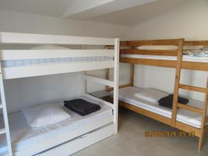 Krevet ili kreveti na sprat u jedinici u okviru objekta Location La Brée les Bains 15 personnes