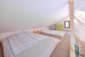 een slaapkamer met 2 bedden op een zolder bij Happy Place - Casuta Galbena in Domneşti