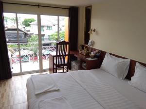 Baan Wanchart客房内的一张或多张床位