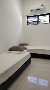 豐盛港的住宿－Mersing little homestay with free WIFI，白色的卧室设有床和窗户