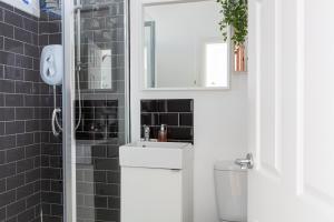 a bathroom with a toilet and a sink and a shower at Stylish Central Brighton Apartment 500 m from Brighton Beach in Brighton & Hove