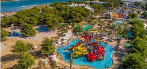 een luchtzicht op een pretpark met een waterpark bij Apartments Lucija-Klara in Brodarica