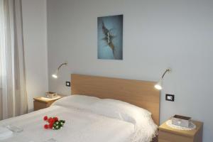 เตียงในห้องที่ Cefalù Studio Room and Apartments