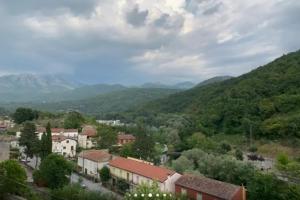 Pratella的住宿－Vista sul Lete，享有以山脉为背景的小镇美景。