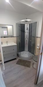 a bathroom with a shower and a toilet and a sink at Charmant studio à Noisiel entre Paris & Disneyland in Noisiel