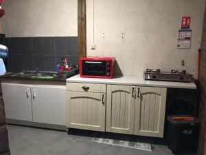 un microondas en la parte superior de una barra de cocina en Chambre1 Résidence Beauregard, en Koungou