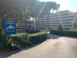 a sign for a park with a building in the background at Appartamenti Pian d'Alma in Punta Ala