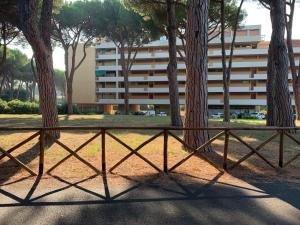 プンタ・アーラにあるAppartamenti Pian d'Almaの木々と建物の柵