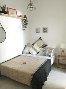 A bed or beds in a room at Loft by the Beach