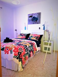 Ένα ή περισσότερα κρεβάτια σε δωμάτιο στο Apartamento con Vistas al Mar y a la Montaña SUNRISE - SUNSET CHILL OUT