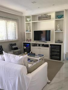 A television and/or entertainment centre at Apt Coral Azul Iberostate Praia do Forte