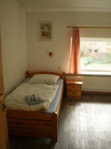 1 dormitorio con cama y ventana en Herzberg en Kleve