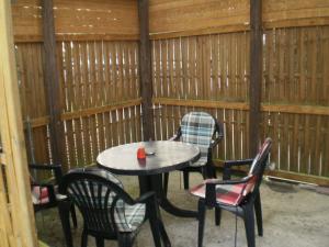 una mesa y sillas en una habitación con una valla en Herzberg en Kleve