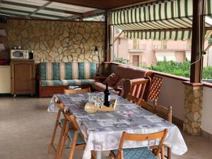 a table and chairs on a screened in porch at La Terrazza di Carmen e Fausto in Cetraro