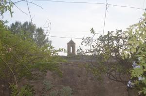 un edificio in lontananza con una torre dell'orologio in lontananza di La terraza a Banyoles