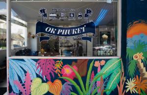 OK Phuket في شاطئ كاتا: نافذة متجر مع علامة تنص على أن الكبريت طيب