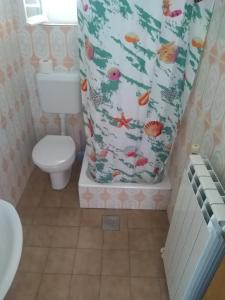 Kúpeľňa v ubytovaní Apartmants Emy + 15 fotografií