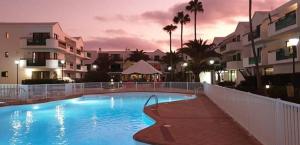 Bazén v ubytování Playa de las Cucharas Apartments nebo v jeho okolí