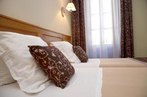 Llit o llits en una habitació de Hôtel Héliot, Cosy Places by Charme & Caractère