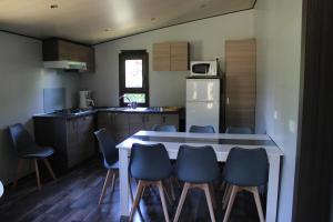 Kuchyň nebo kuchyňský kout v ubytování Camping Familial paisible avec piscine, mobil home , chalet, Studio & emplacement nue