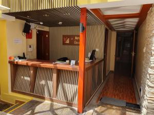 uma entrada para um restaurante com balcão de recepção em El Mariscal Cusco em Cusco