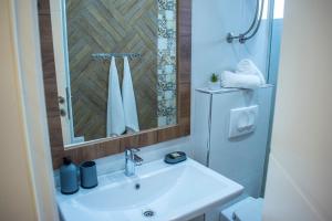 Uma casa de banho em Apartments Stanaj