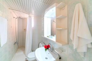 Koupelna v ubytování Palladion Hotel + 37 fotografií