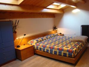 a bedroom with a bed and a wooden ceiling at La Casa de Concha (Alojamiento entero) in Alcañiz