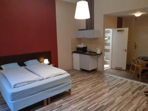 1 dormitorio con 1 cama y cocina con mesa en Liechtenstein Apartments, en Budapest