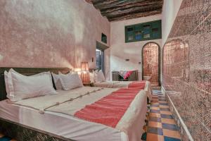 una camera con 2 letti di Riad Beldy a Essaouira