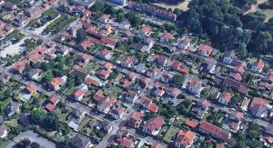 una vista aérea de una ciudad con casas en Charmant studio à Noisiel entre Paris & Disneyland en Noisiel