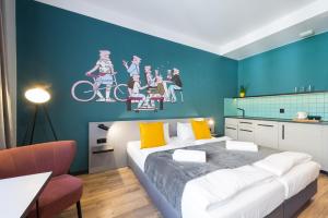 1 dormitorio con 1 cama grande y pared azul en Stary Rynek Old Market Apartments, en Poznan