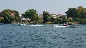 ツァプリネクにあるVilla-Antoninaの湖上の水上スピードボート