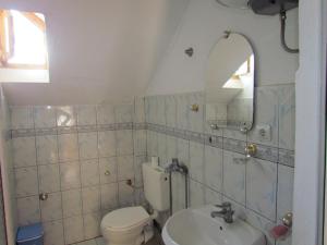 Koupelna v ubytování Hotel Germenji + 32 fotografií
