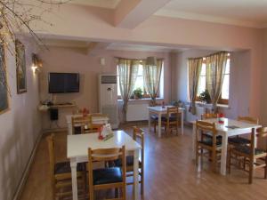 TV a/nebo společenská místnost v ubytování Hotel Germenji