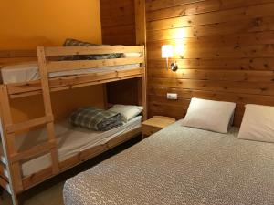 um quarto com 2 beliches e uma cama em ESTANYOL - Peu del Riu 401 - Vall d'Incles - Soldeu em Incles