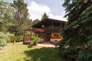 a house in the woods with a yard at Lo Chalet delle Vette in Lorica