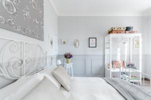 - une chambre blanche avec un lit blanc et des murs blancs dans l'établissement Il Cottage, à Vigevano